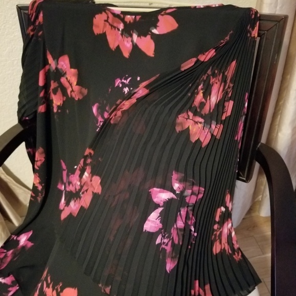 Light, Exquisite Bell Sleeve top - Picture 5 of 6